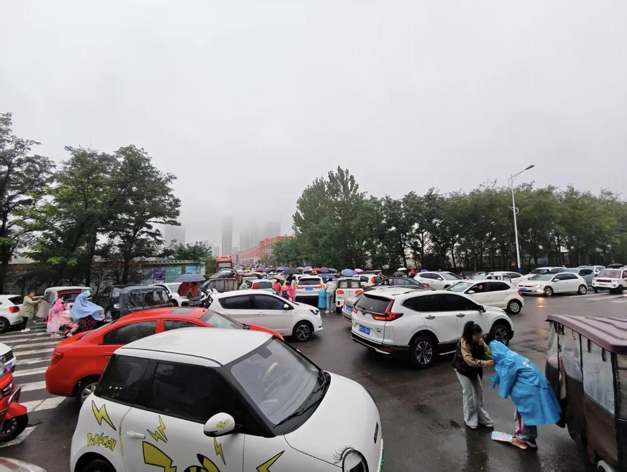 今天开学，山东滨州这所学校门口路段停放的大货车妨碍了孩子们的上学路！

“滨城区