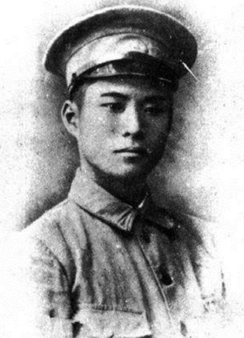 1976年，北京护城河，一位白发老妇人突然纵深一跃，结束了自己的生命，尸体捞上后