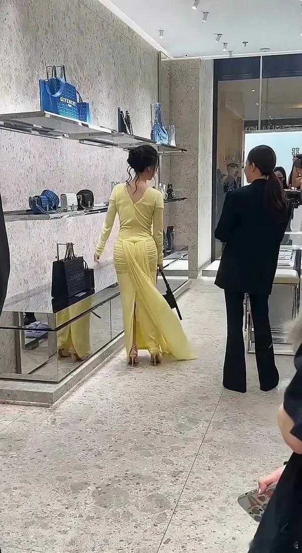 虞书欣身高不低但是显矮是不是因为比例太差 ​​​