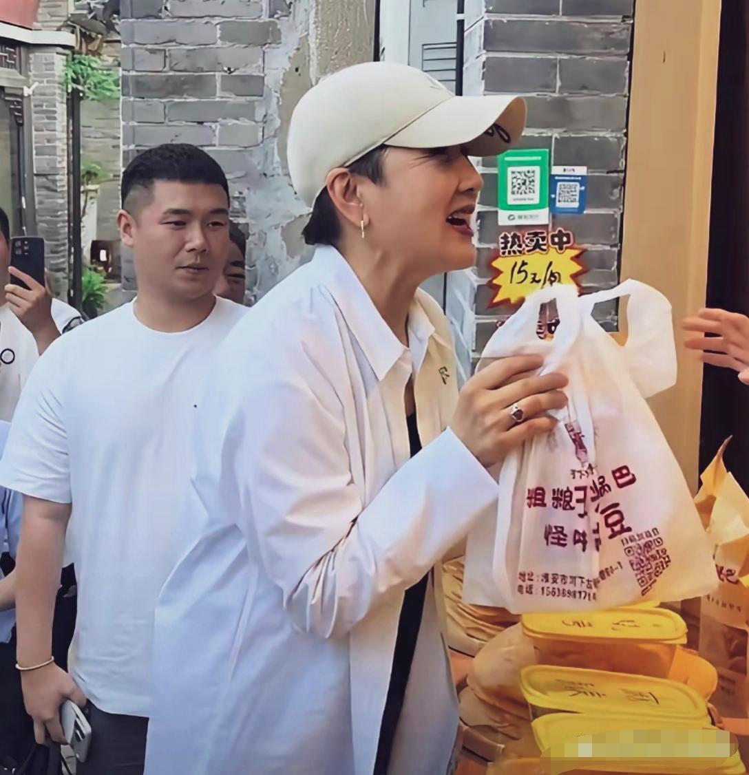 张凯丽食品店买食品，与老板亲切交谈， 她性格开朗，语速很快，很随和。