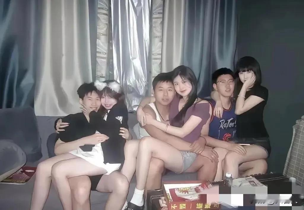 高中情侣的状态真是千差万别。有次我看到网友分享，他和女孩在公园散步进了小树林，竟