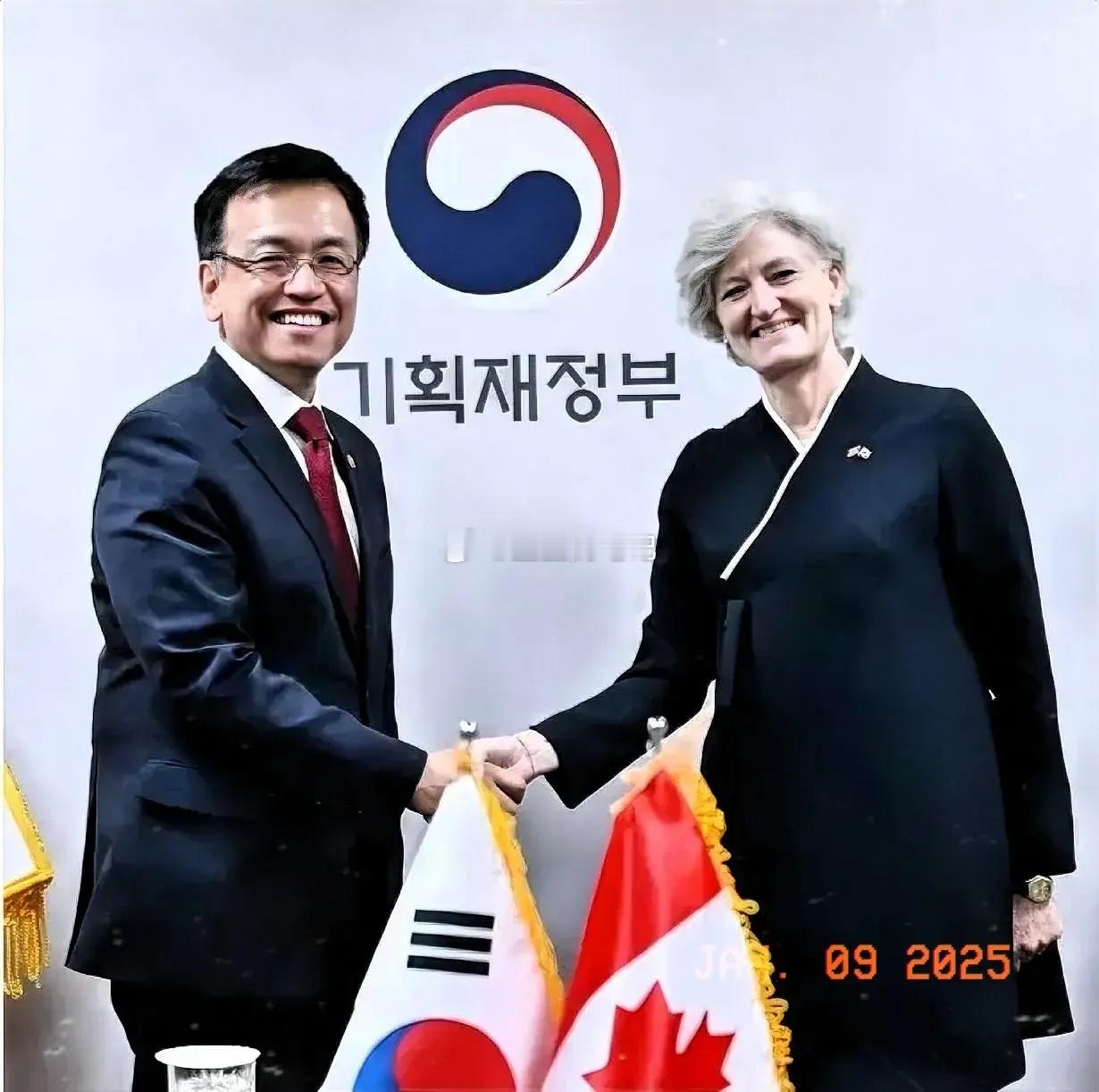 1月8日，韩国国会将召开全体会议，对涉及尹锡悦及其夫人的特检法进行表决。这已经是