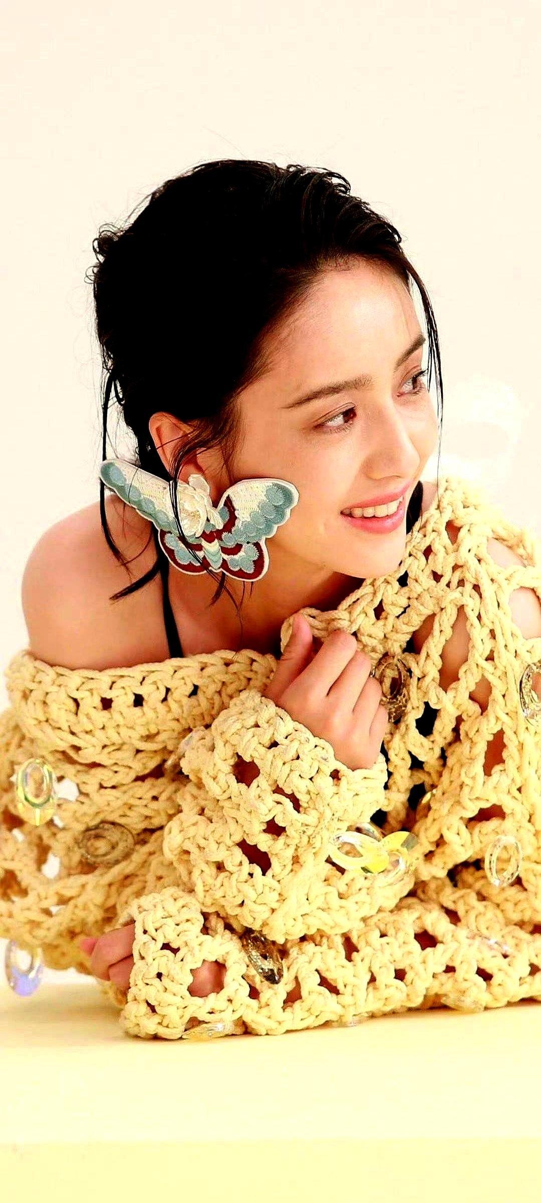 湿发碎钻渔网衫，佟丽娅把性感穿成了高级教科书。
 
她把米黄针织衫剪成镂空，碎钻