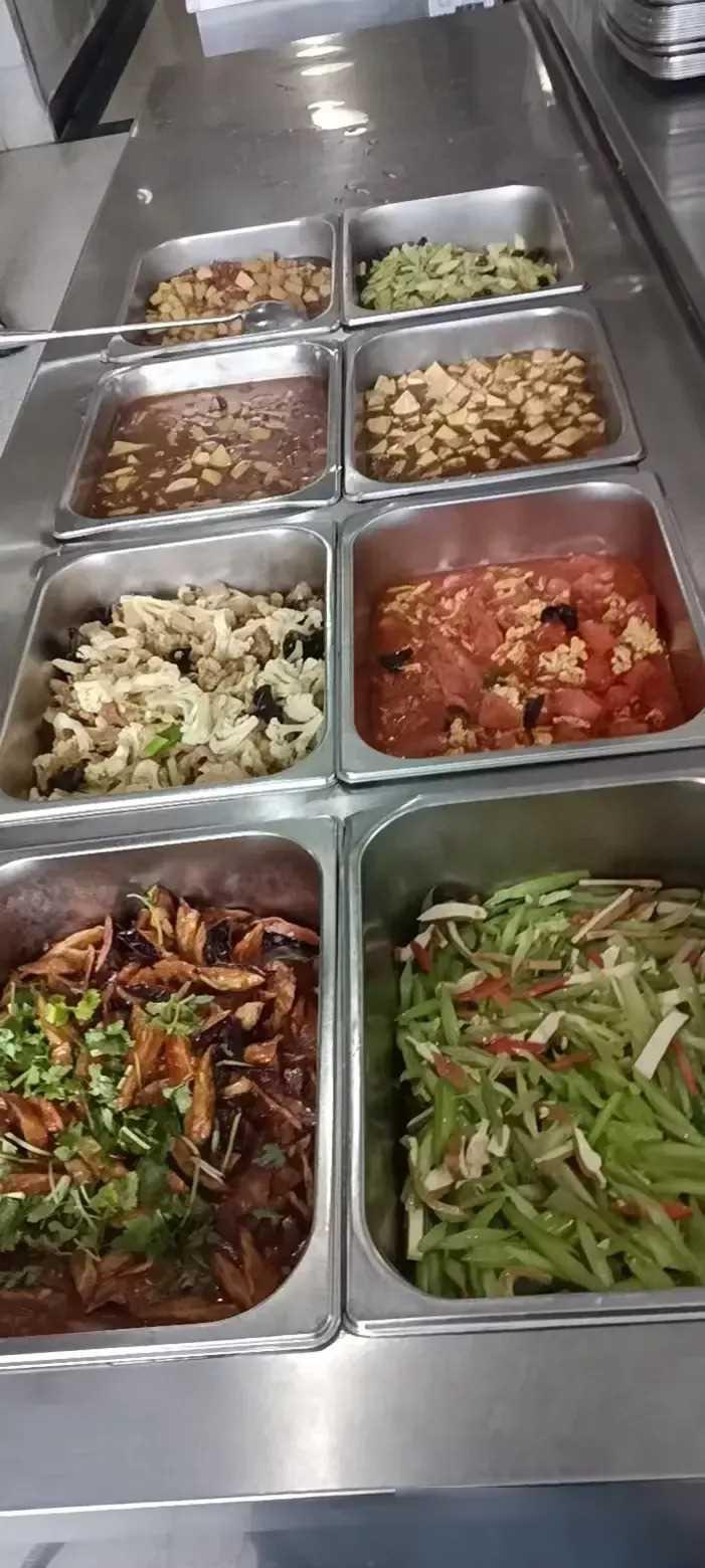 新的福利来啦！小区里的老年人食堂正式开张了！现在，老年人们可以在这里享受美味的餐