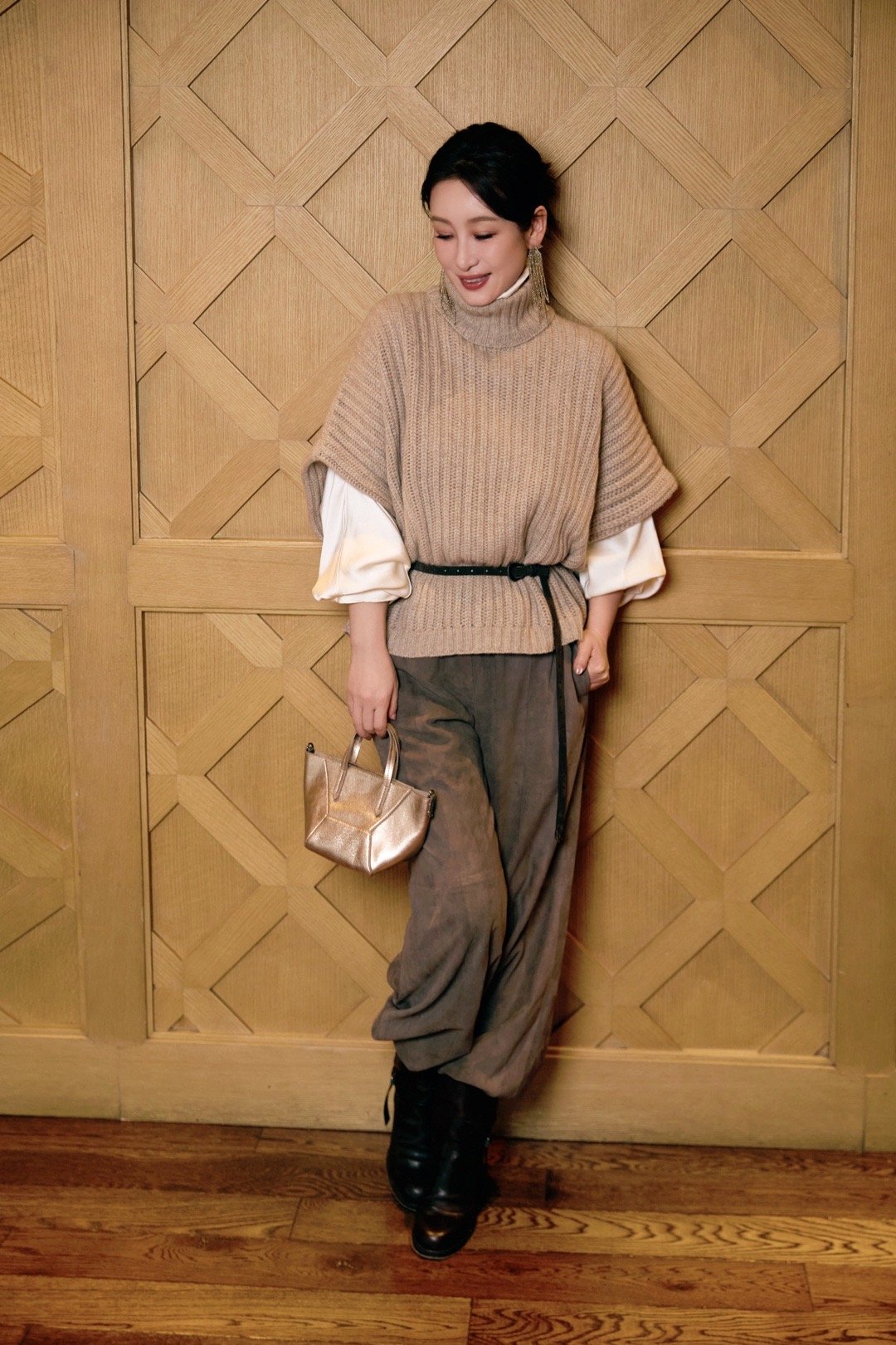 又被秦海璐的温暖穿搭美到了！在BC盛典上，她身着高领针织衫、麂皮阔腿裤，笑靥如花