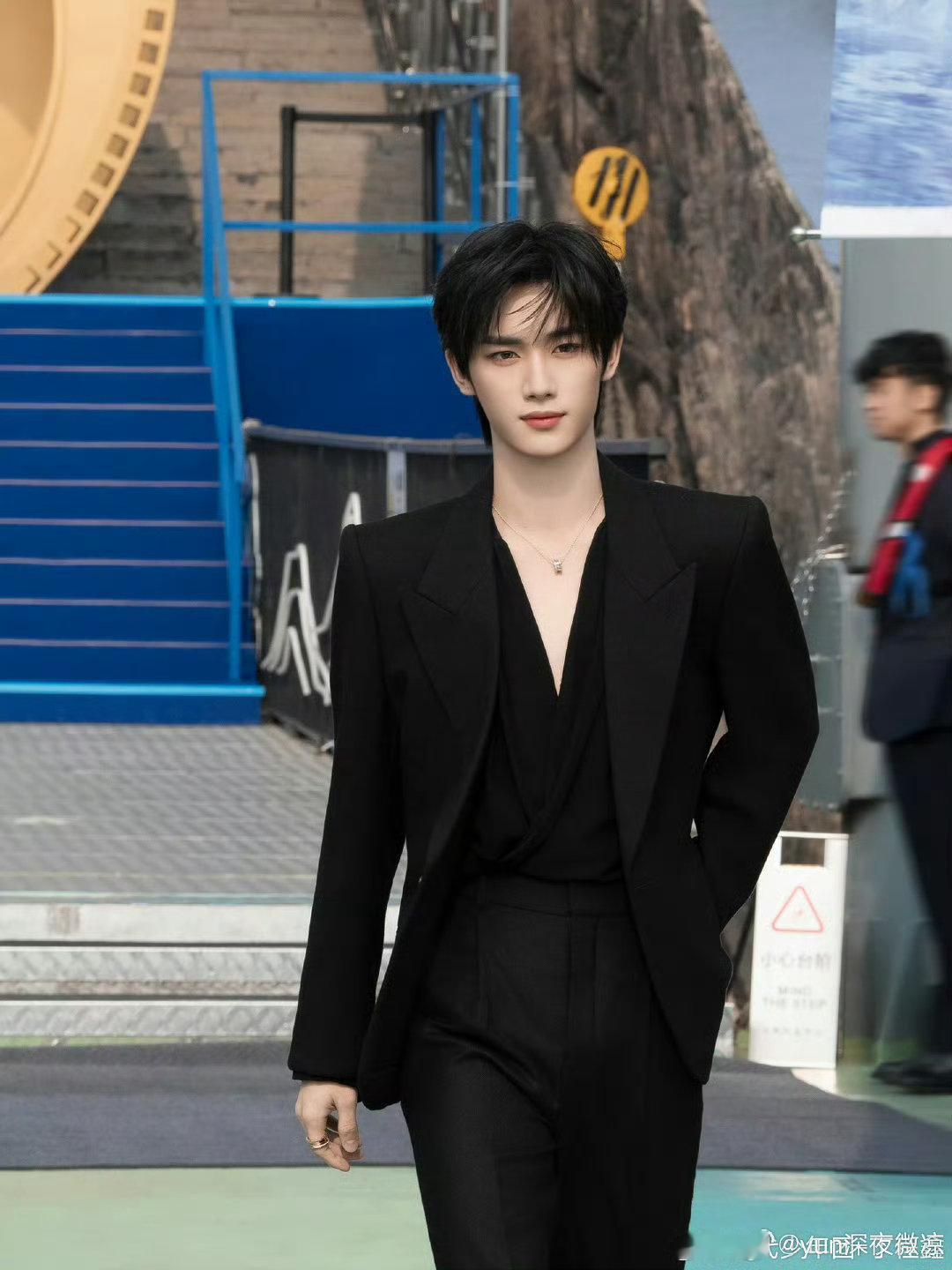  丁程鑫[超话]丁程鑫跳sugar手势舞丁程鑫跳sugar你好星期六 丁程鑫《S