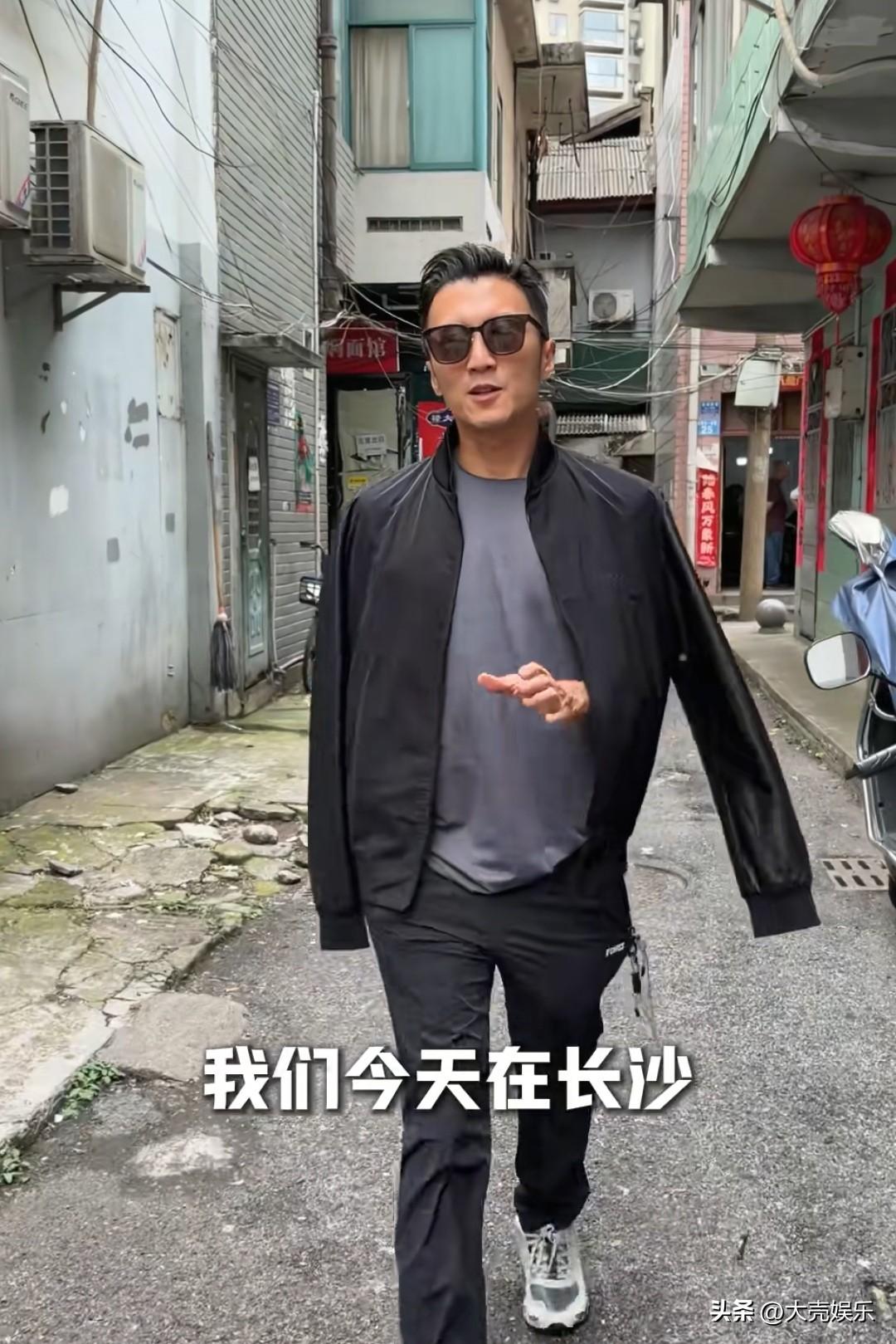 谢霆锋在长沙吃葱油粑粑，网友都说摊主居然不认识谢霆锋，后来有人告诉了摊主这件事情