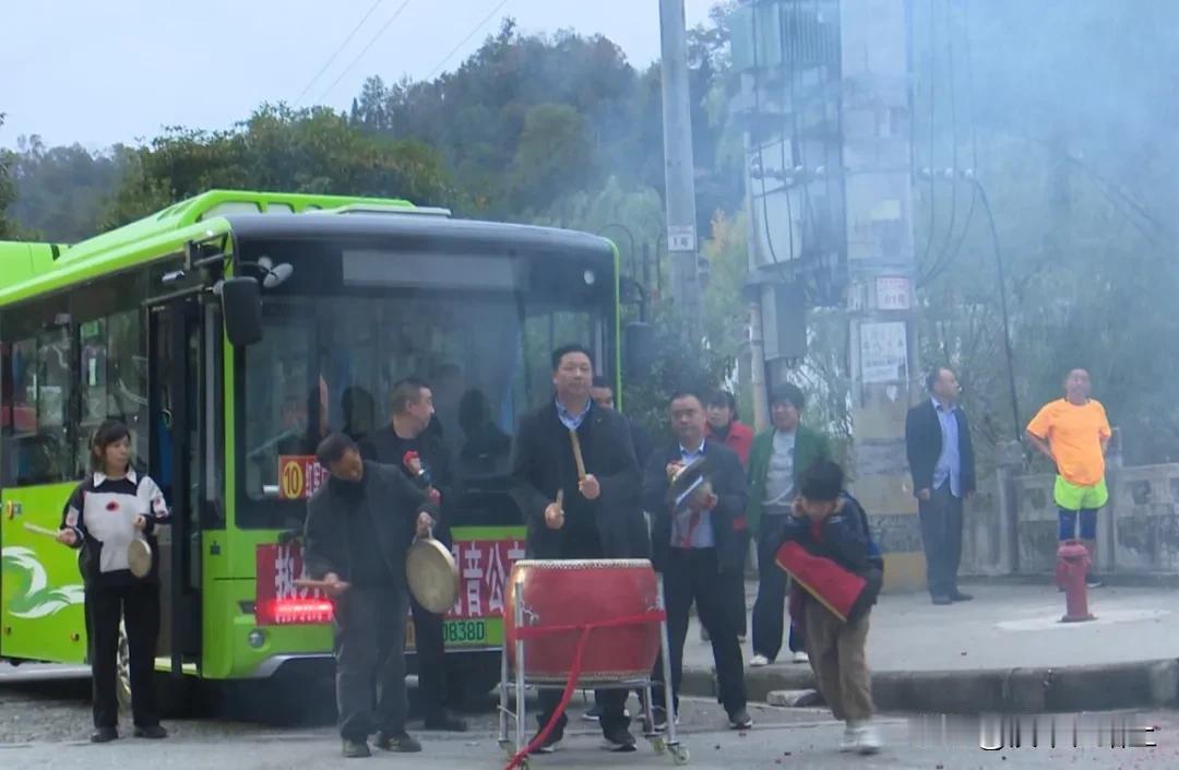10 月 21 日，汉中观音镇城乡公交车正式开通。早晨 7 点，绿色新能源公交车