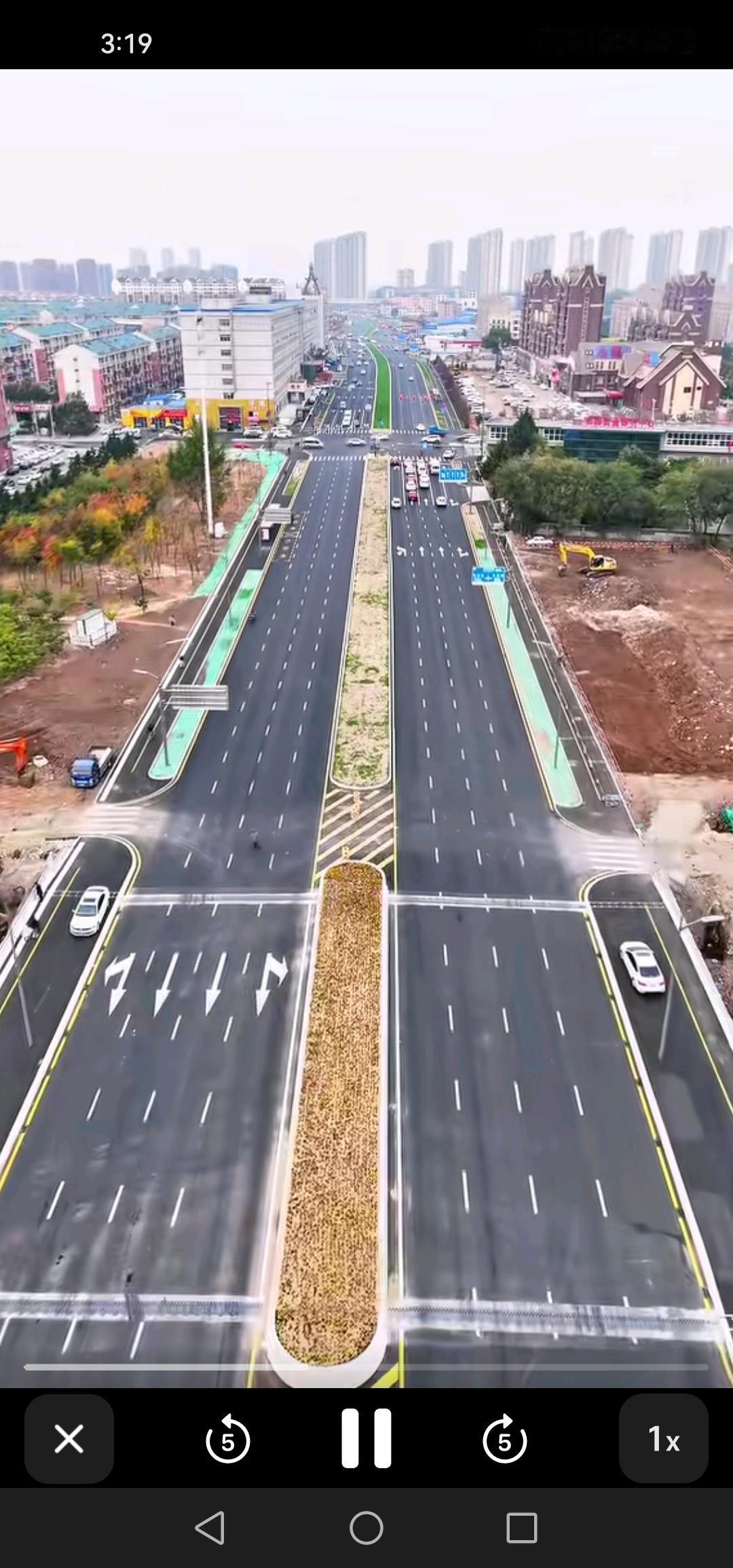 10月15号，长春市北三环路早高峰时段，车流不算大，道路畅通无阻。

10月15