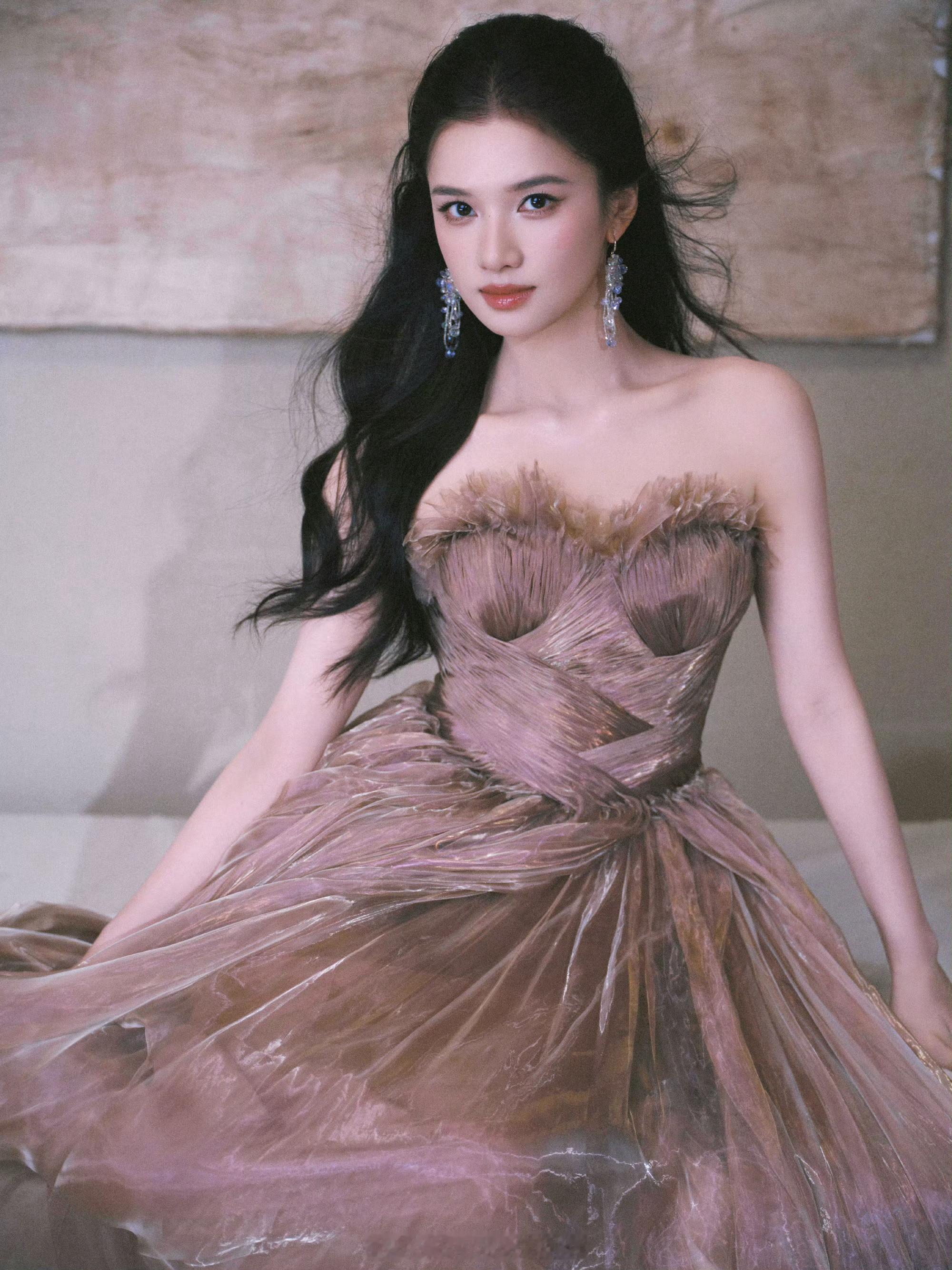 张婧仪 张婧仪┊释出一组造型图集，身穿Isabel Sanchis 2026 秋