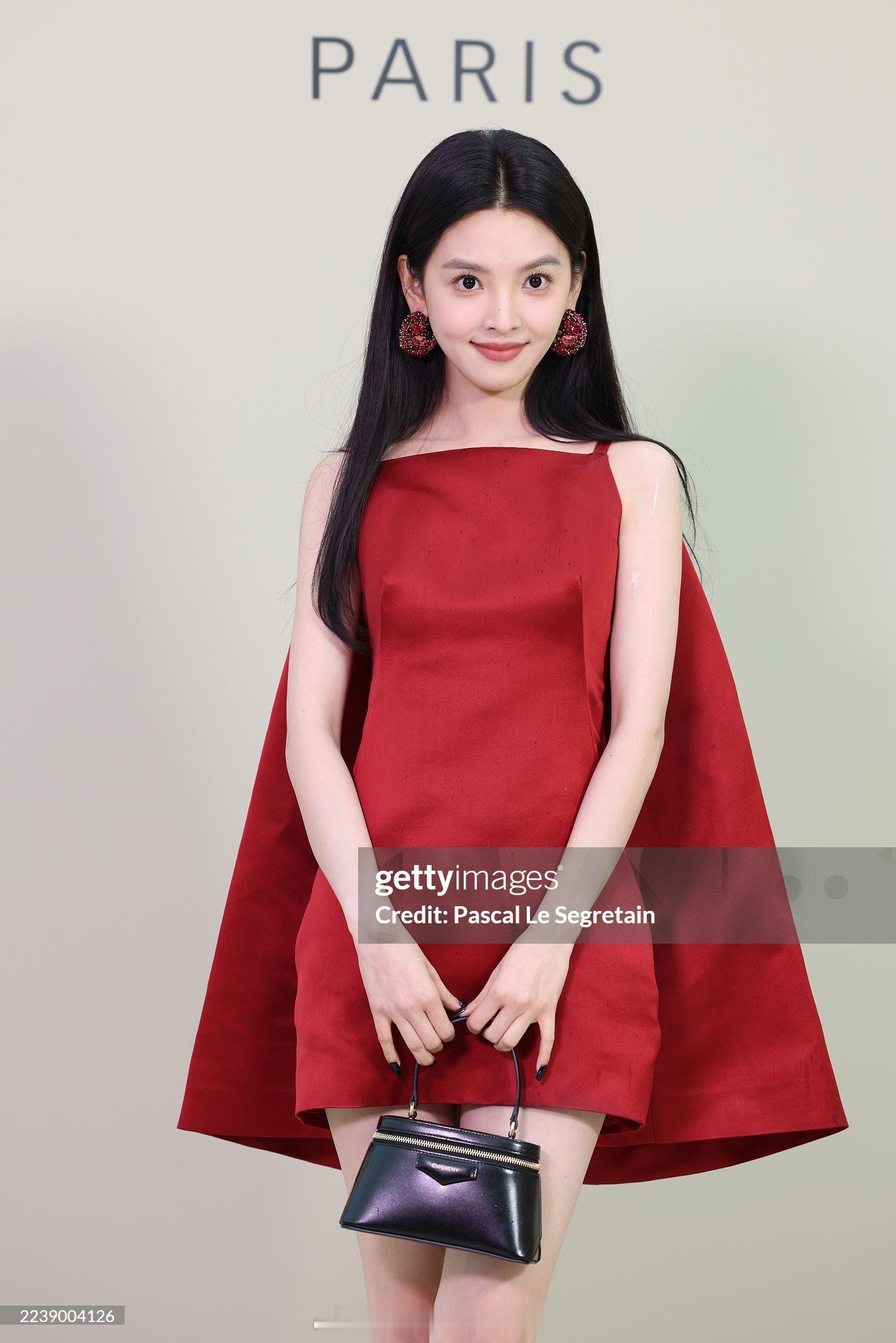 章若楠很明显柔春夏型人 不适合对比度拉满的明艳冬人风妆造倒油 那个眼睫毛看不懂衣