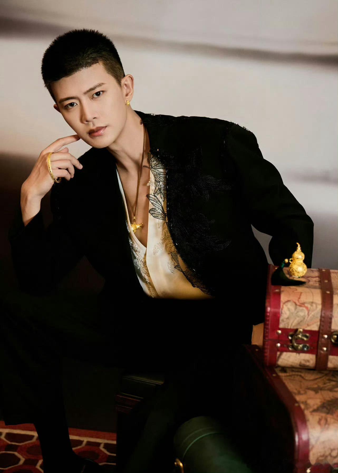 任嘉伦一秒入厦任嘉伦真的是纯硬帅，厦门专属盛夏buff，嘉伦卫衣换西装，直接一秒