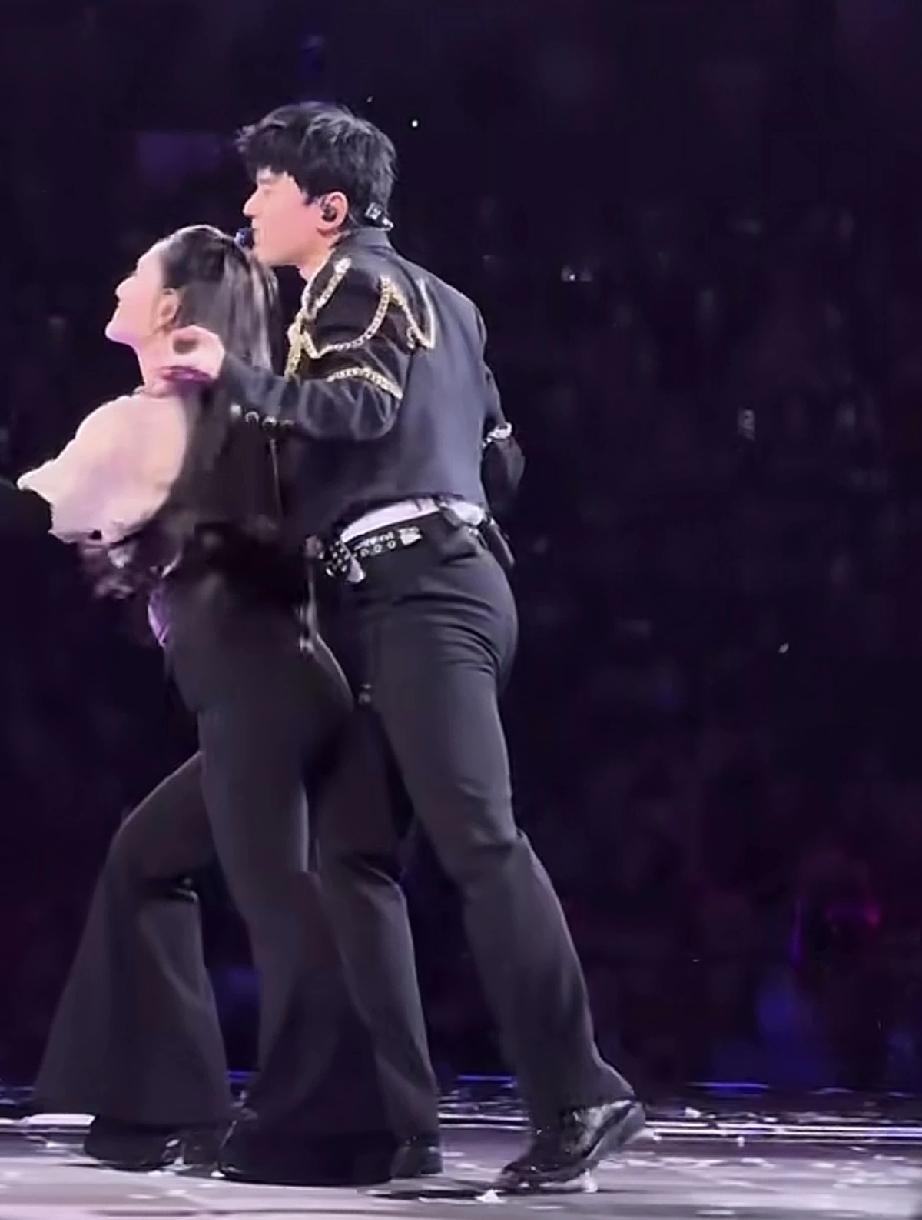 澳门演唱会上的张杰和谢娜夫唱妇随，越看这两口子越是绝配。
不但舞步一致，体型曲线