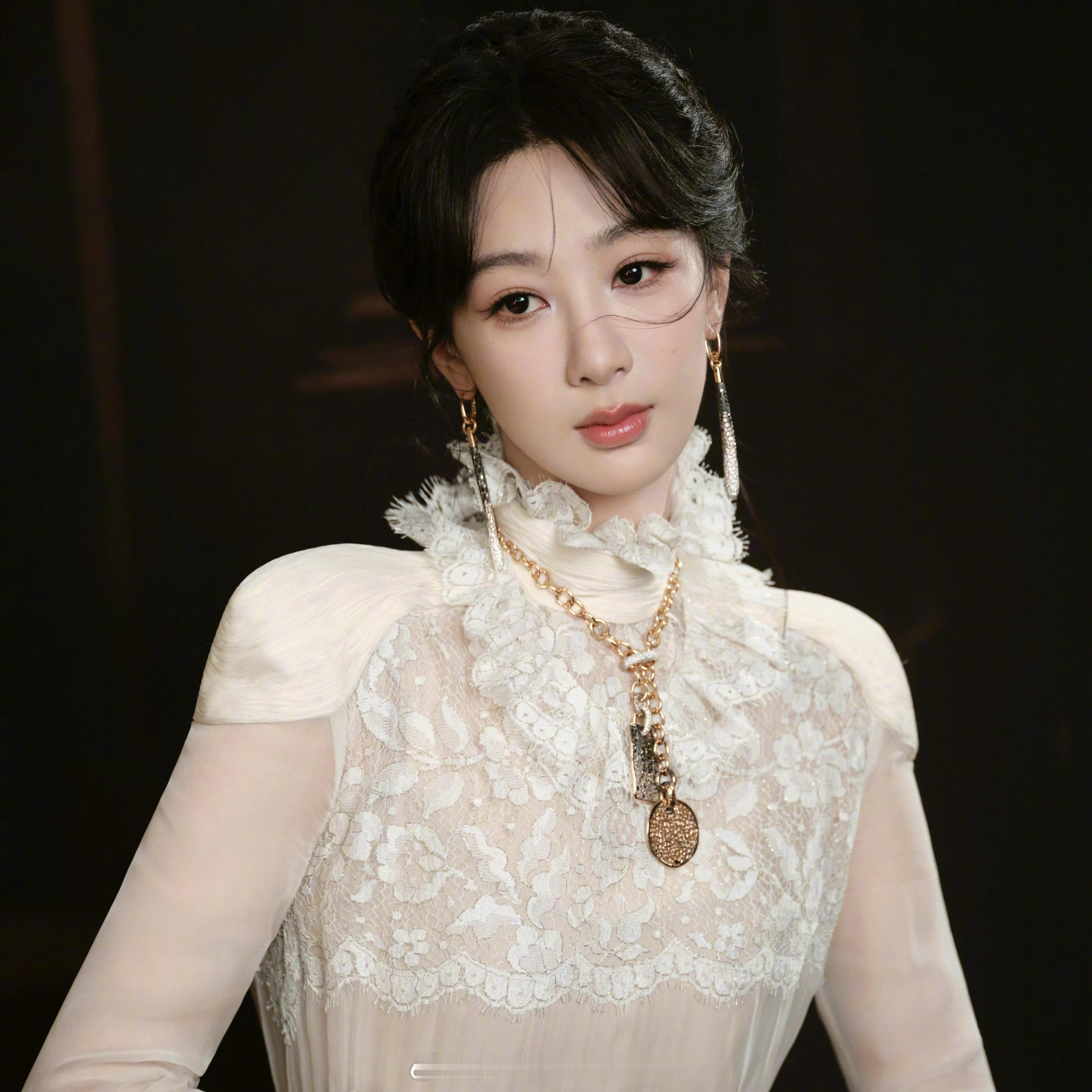 据悉，杨紫将登上VOGUE HONG KONG 2026开年刊封面，这也将是她的