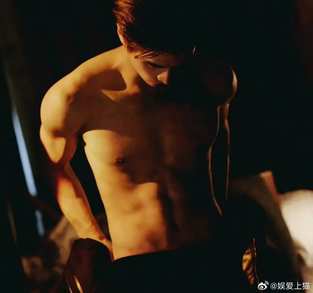现在的男艺人一点身材管理的自觉都没有，这样也好意思发出来 