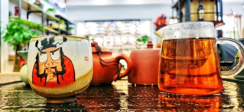 有人说喝茶能治病，我觉得不能全信，但也不能完全不信。
从科学研究来看，喝茶确实有