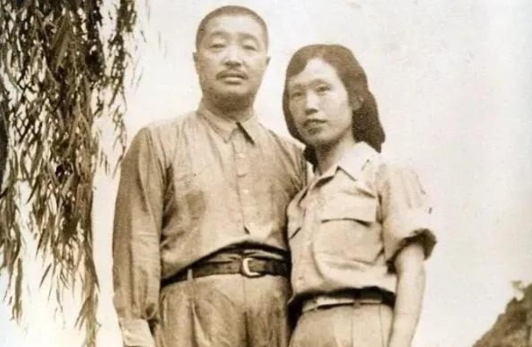 1969年，病重的贺龙，大便一直解不出来，痛苦不堪。这时，薛明就将肥皂水含在嘴里