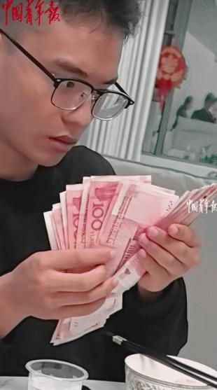“真是让人笑不活了！”贵州六盘水，一名哥哥考上了一本大学，爷爷高兴之下奖励了他5