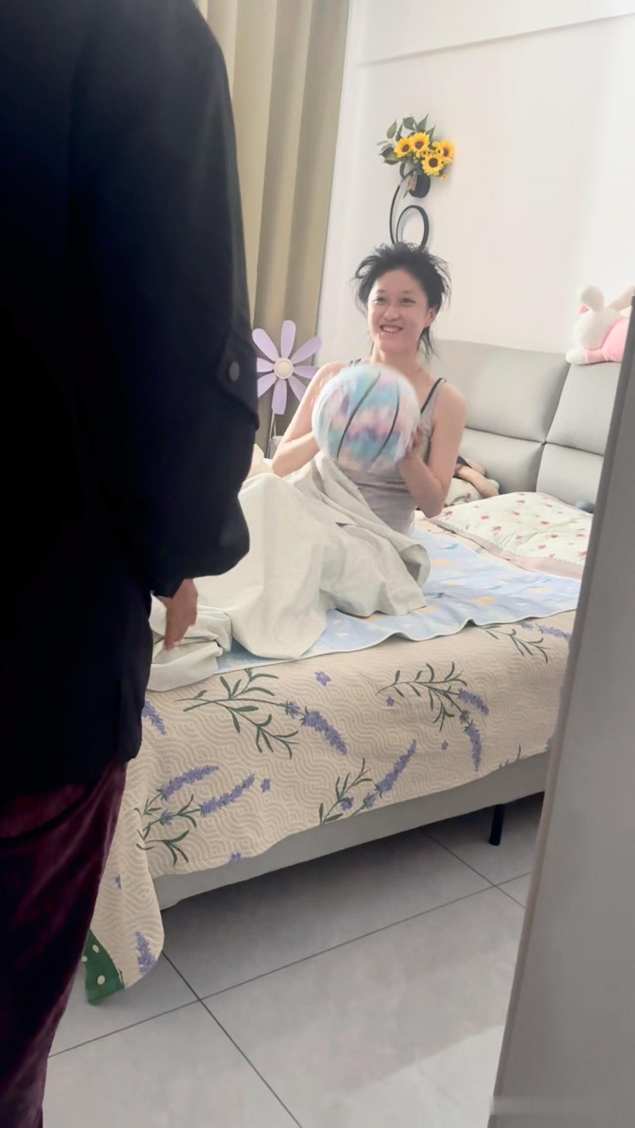 在菲儿的成长路上，爸爸的陪伴一直是缺席的。回想这么多年，在我的记忆里，他几乎没有