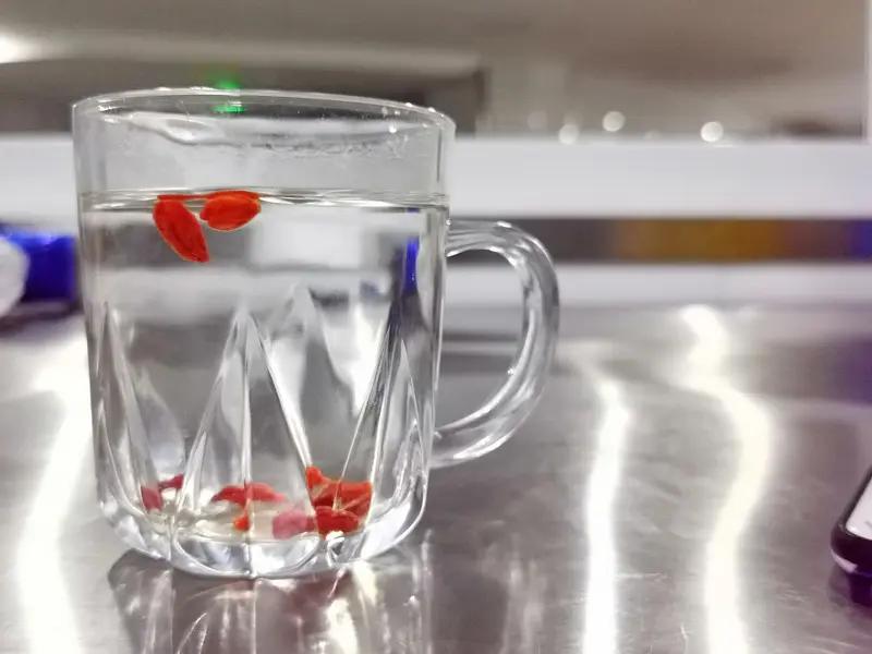 要说一句话证明开始变老，我觉得“保温杯里泡枸杞”再合适不过。以前仗着年轻，冰可乐