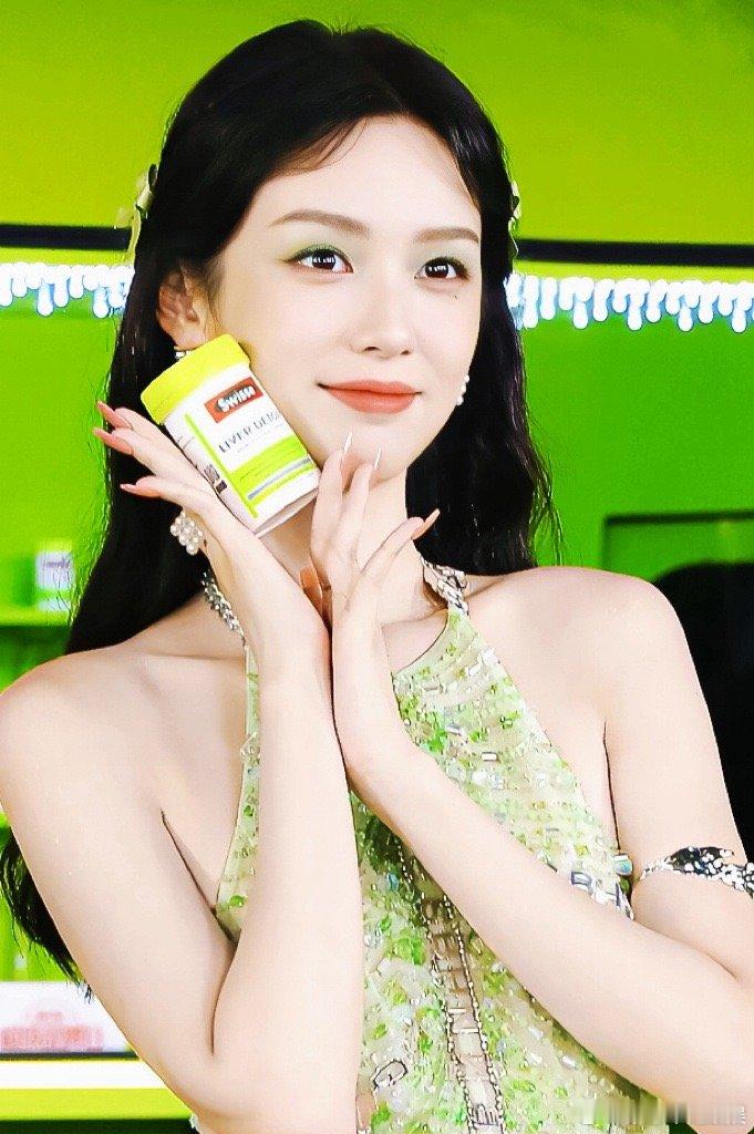 周也果然还是动态图好看，静态图很尬 ​​​
