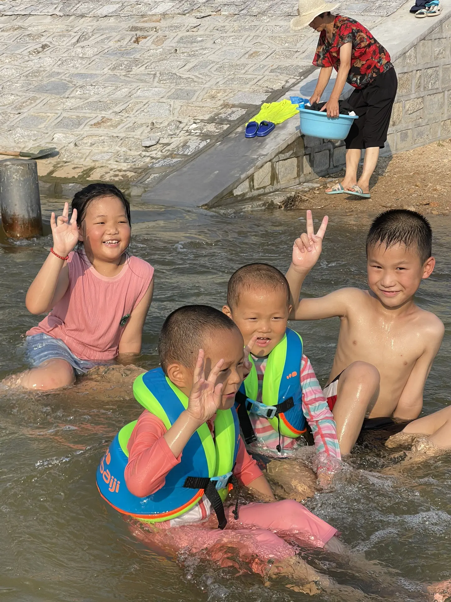 我儿时的暑假时光也有一条小河…