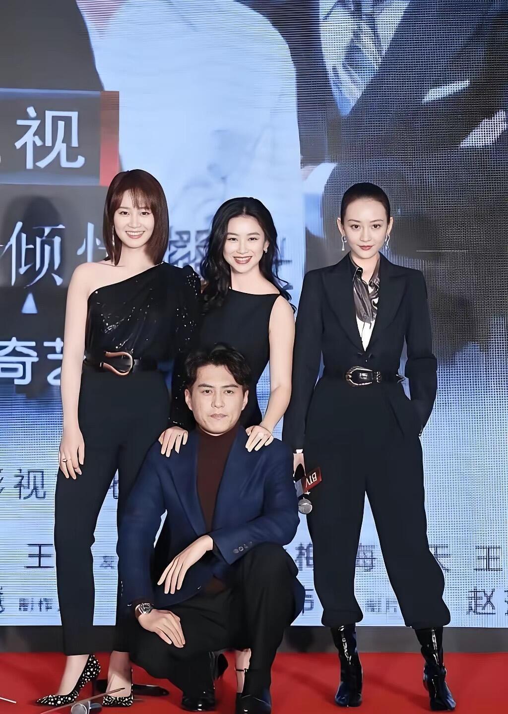 靳东这样蹲在那，多少有点憋屈无奈的样子 