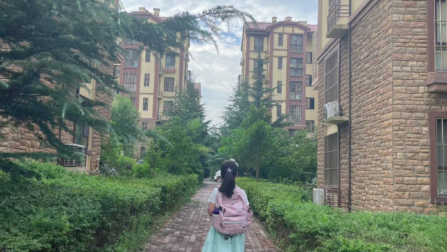 每晚睡前早早都要让我讲一个成语故事，或者聊一聊很多话题。

昨晚睡前她说妈妈，你再给我讲一讲我出生时