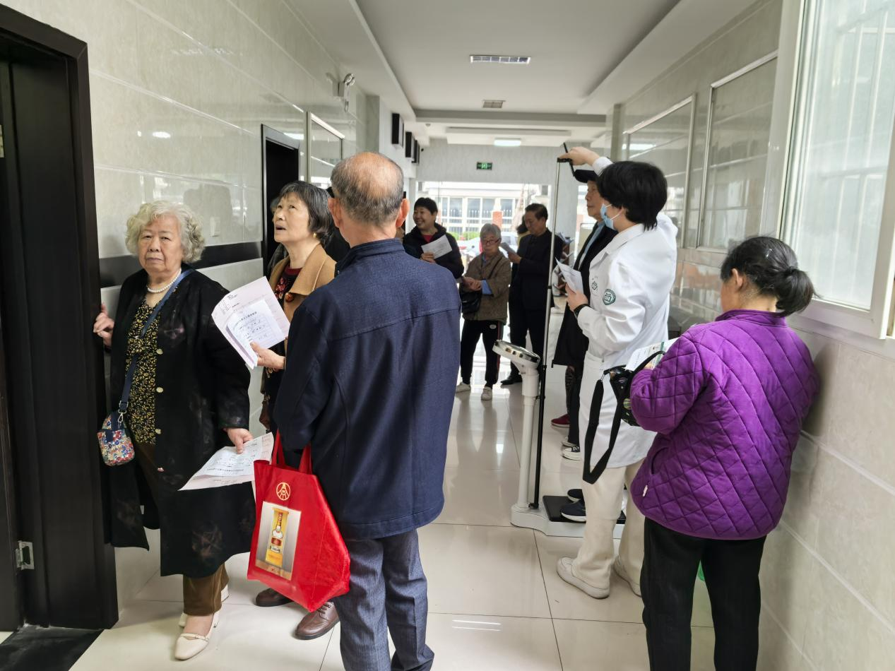 重庆市两江新区回兴街道康兴路社区开展老年人免费健康体检活动