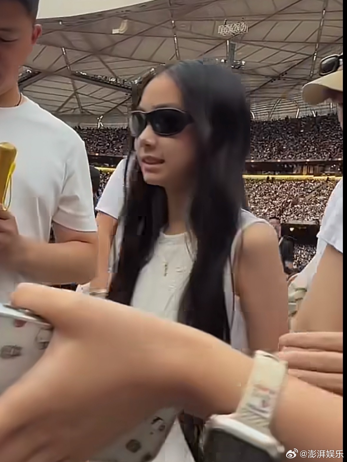 戚薇李承铉女儿11岁近照戚薇李承铉带女儿看蔡依林演唱会，被路人拍到坐在普通观众席
