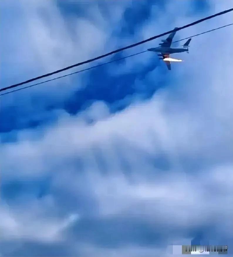 根据外媒报道，莫斯科当地时间3月12日13时许，俄罗斯空军一架伊尔-76军用运输