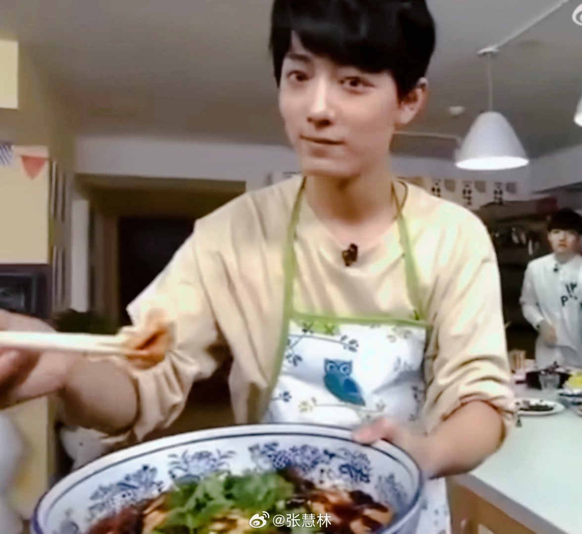 肖战收工后会给剧组朋友做饭好男人，必须要会做饭！ 肖战