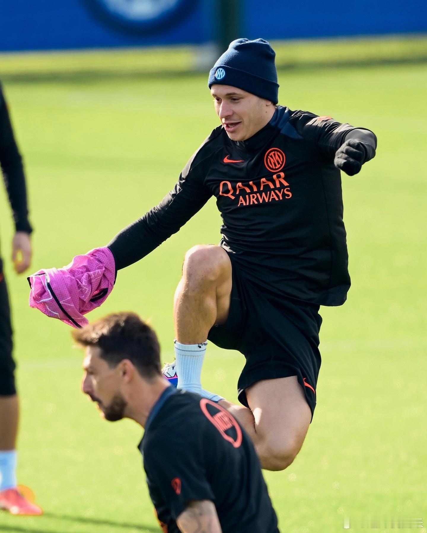 巴雷拉昨天训练哪像肌肉疲劳的样子，应该是齐沃专门安排他休息一下。国际米兰欧冠多特