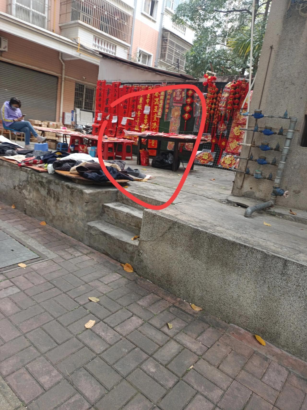 我终于知道
为什么快要过年了，还差10天，却依然有人在卖春联

你敢相信吗？快要