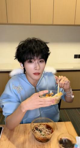 余宇涵吃播 余宇涵吃播里，完全被他的可爱吸引了，小嘴巴叭叭的，每一口都超有趣！ 