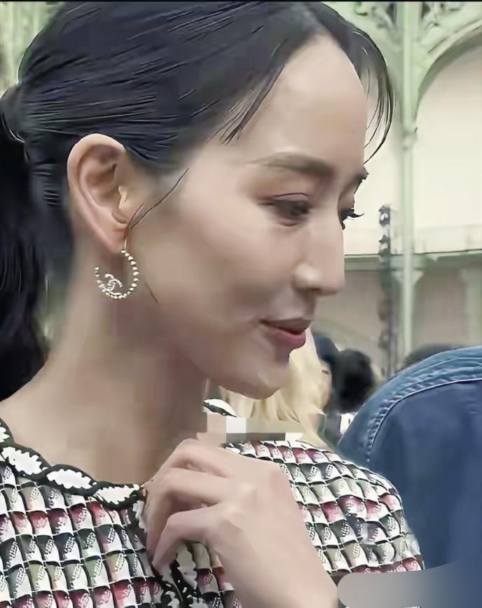 43岁的张钧甯，真老了？ 不是说那种“显老”，是整个人都脱相了。