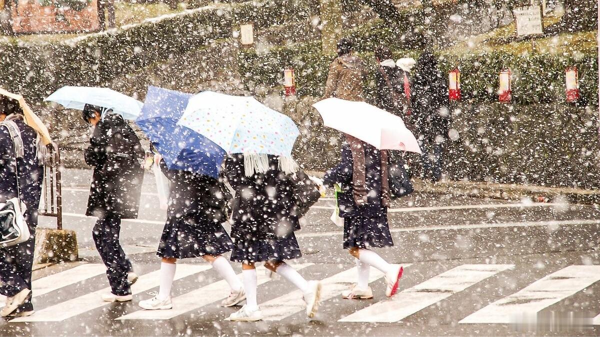 日本学校寒潮天仍禁止学生穿裤袜  其实并不是所有日本学校都这么死板，但还有不少坚