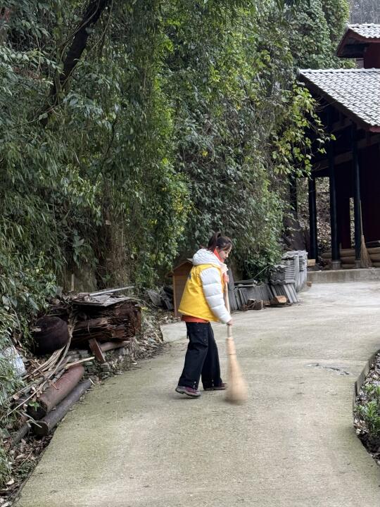 新体验-都江堰寺庙做义工