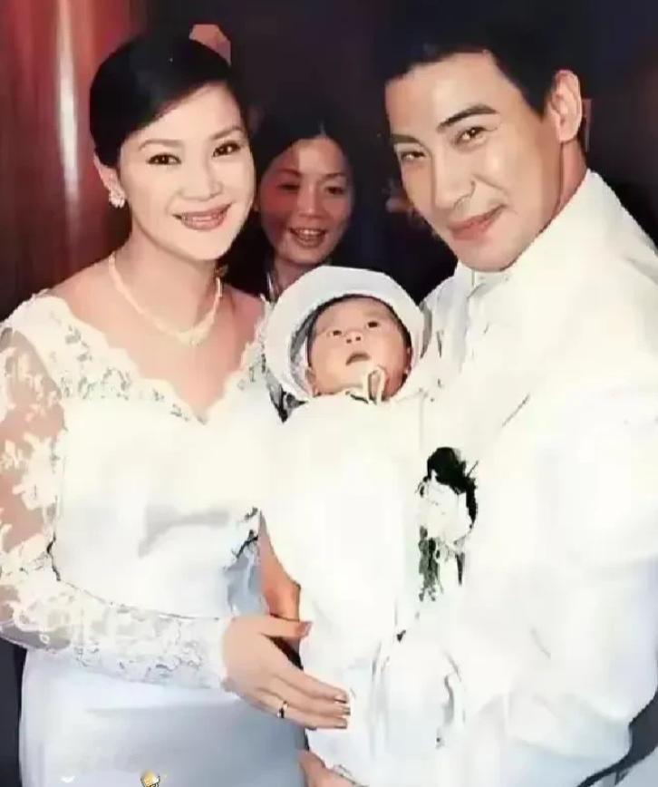 婚礼上，他当着40桌亲友发誓：护她一世周全。



2001年，一场万众瞩目的婚