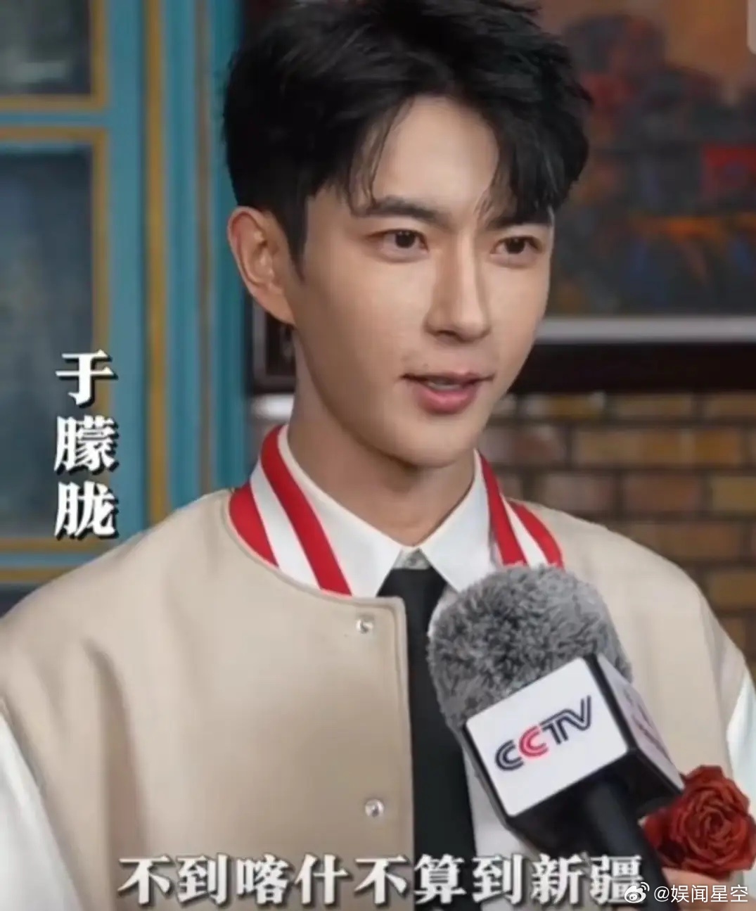 现在才发现，于朦胧和乔任梁的长相竟有几分相像。从脸型来说，二人皆属于两腮瘦削、下