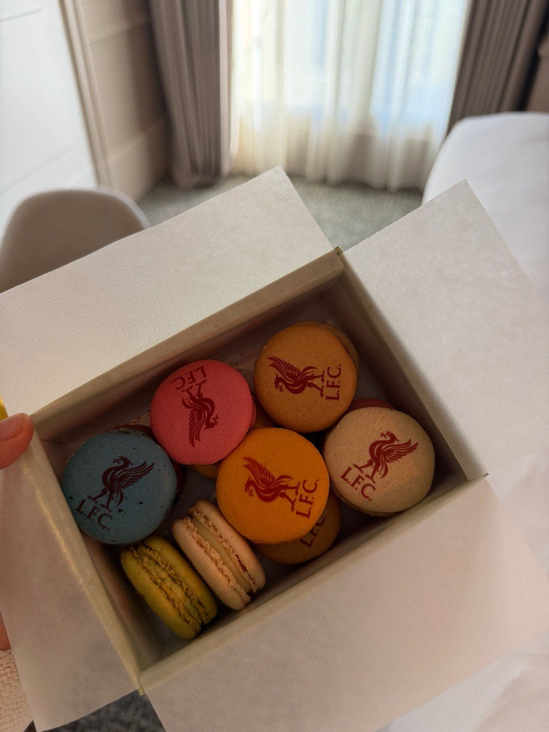 入乡随俗，利物浦给客人准备了马卡龙 