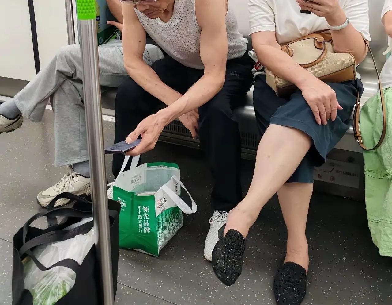 看坐在地铁对面的大爷大妈气质不凡，他们的打包饭都是在华中港式餐厅，看来他们是在用