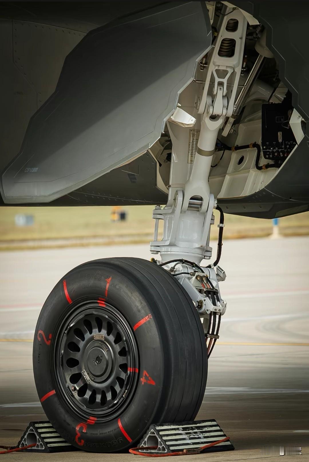 【歼20细节展示——代表着世界最尖端的设计和工艺！】