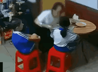 心疼了！
刷到这个监控画面，心里瞬间堵得慌！视频里家长对着孩子的过激举动，看一眼