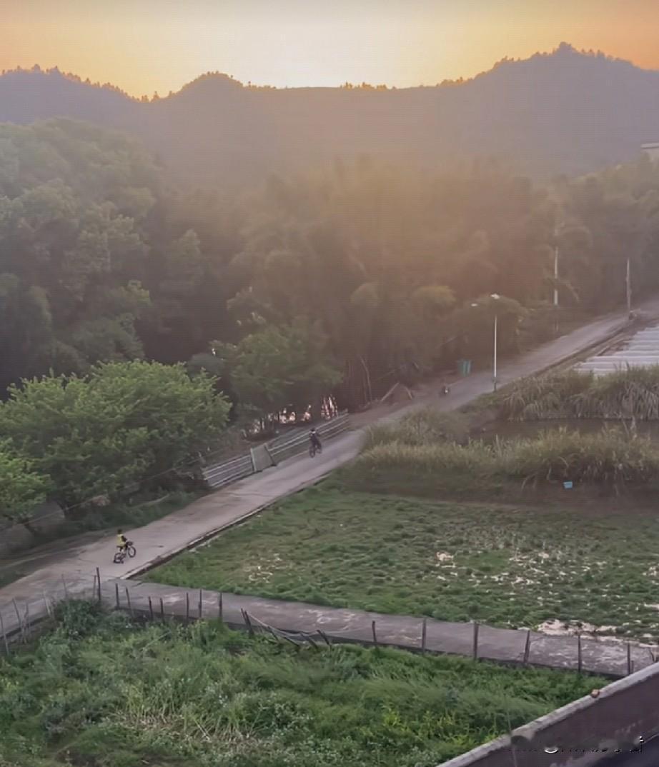 上学那会儿，连四十五分钟的课堂都坐不住，总盼着早点下课。如今一天十二小时的班，拿