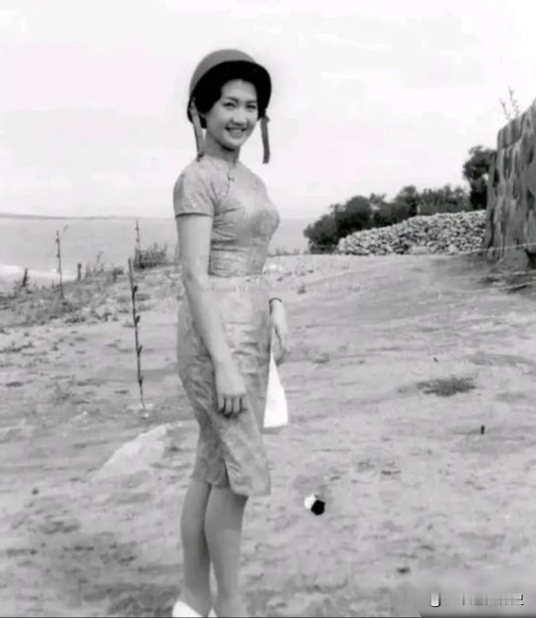 这张照片摄于1962年，19岁的方瑀刚摘得第三届“中国小姐”选美桂冠，就身着旗袍