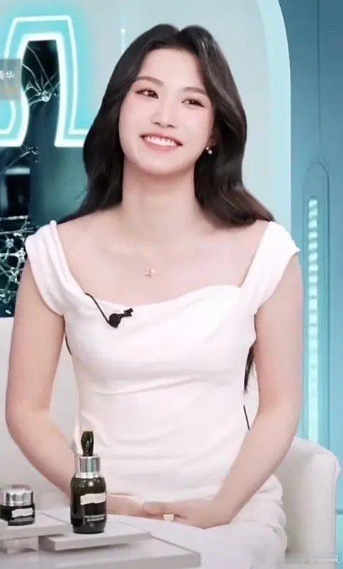 不是 卢昱晓咋又变胖了，这姐是不是易胖体质啊？ ​​​