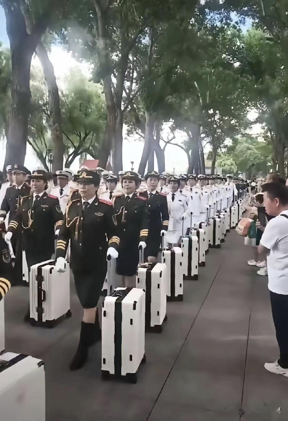 这个是什么队伍，看她们统一着装，还是三种不同颜色的，连密码箱都是一样的。
队伍非