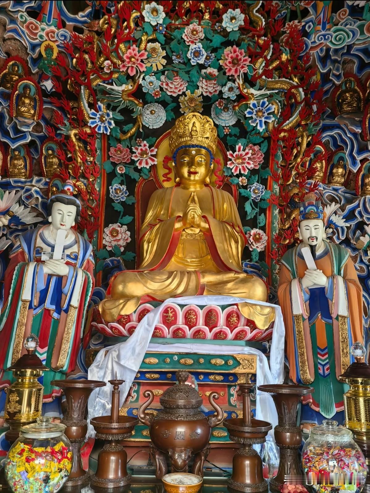 金阁寺这尊佛，90%的人把胁侍认错了
 
逛金阁寺，多数人冲17.7米千手观音去