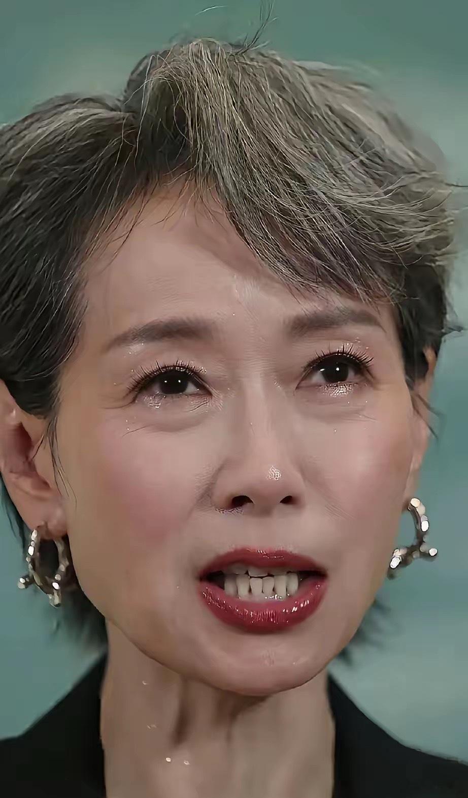 看到叶童的照片我默默做了一个决定不是要做丁克，也不是要留短发，而是我也千万不能去